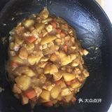 在锅中摊成蛋饼，放在米饭上，再浇上做好的咖喱鸡块