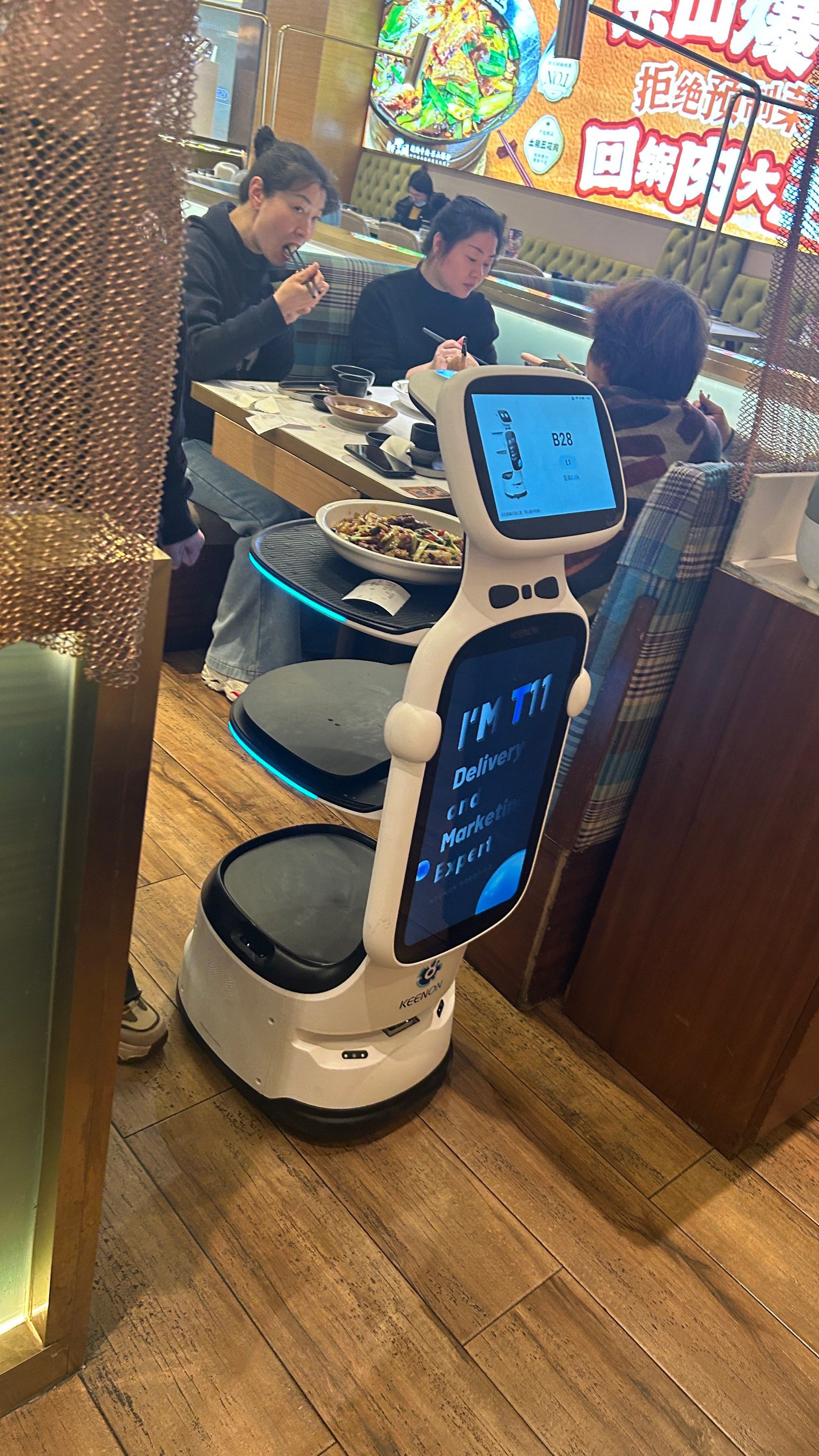 味道不错,还有机器人送餐好特别