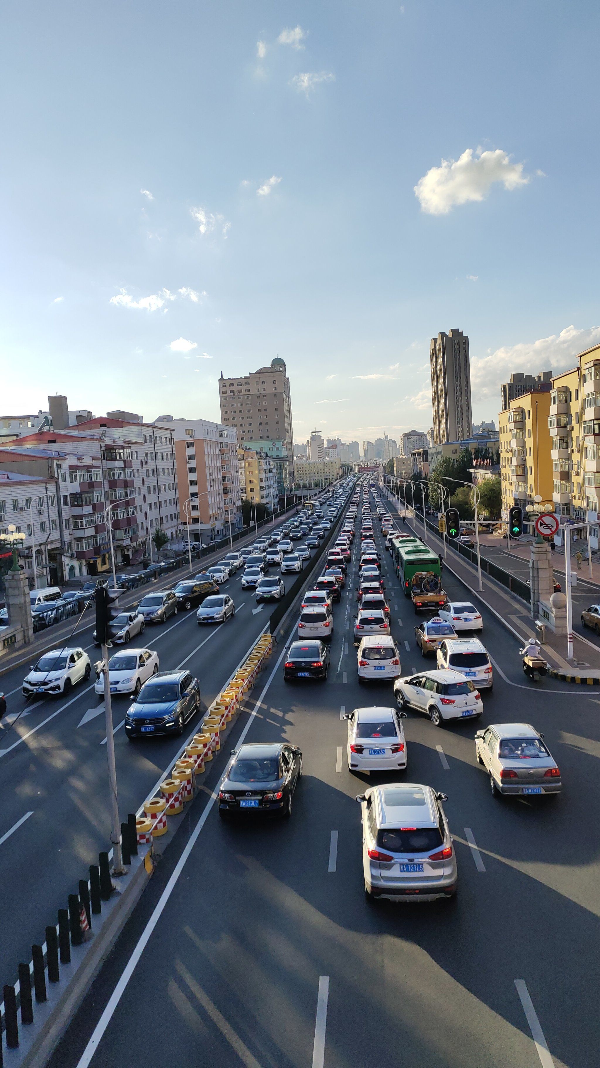 看着车流不停歇,寻"悄悄"小坐