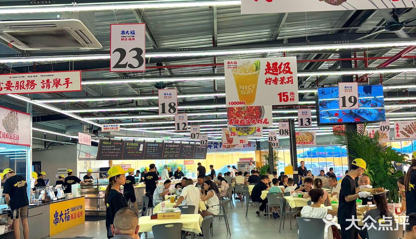 吃个烧烤怎么好多人啊！！(周迅脸)。。。