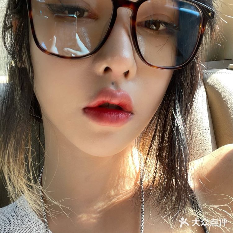 我应该是很快乐吧 样貌还行想吃就去想买就买～
