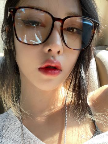 我应该是很快乐吧 样貌还行想吃就去想买就买～