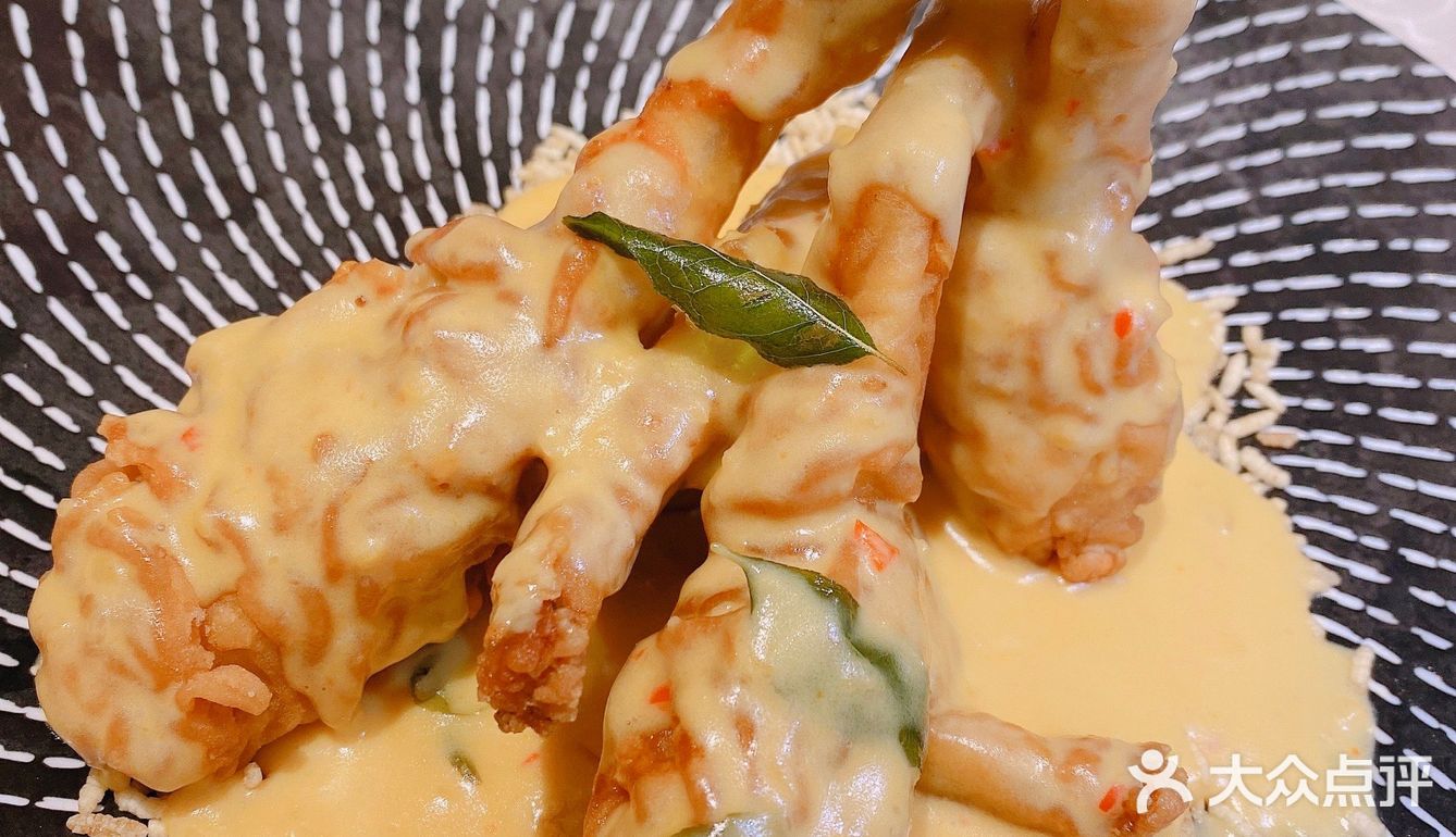 牛油果虾肉小金杯挺可口，沙拉酱加上外层的酥塔