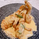 牛油果虾肉小金杯挺可口，沙拉酱加上外层的酥塔