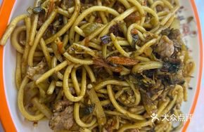 Bamboo Shoots and Pork Stir-Fried Noodles with Pickled Vegetables