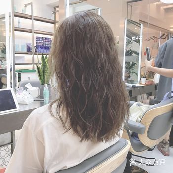 今日分享法式浪漫烫发。什么是法式烫发:就是偏向于唯美