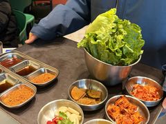 -山野的朋友露营炭火烤肉