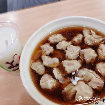 从早晨到晚上都是人头攒动，一晚馄饨，两碗面