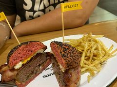 经典牛肉汉堡-HELLO 27 意面·沙拉·帕尼尼