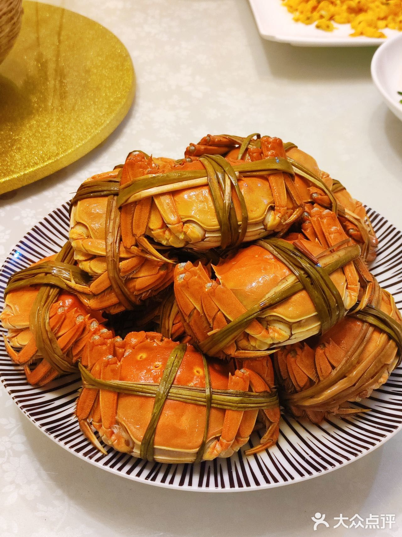 这家餐厅是真正的湖景餐厅，风景超惬意！阳澄湖大闸蟹