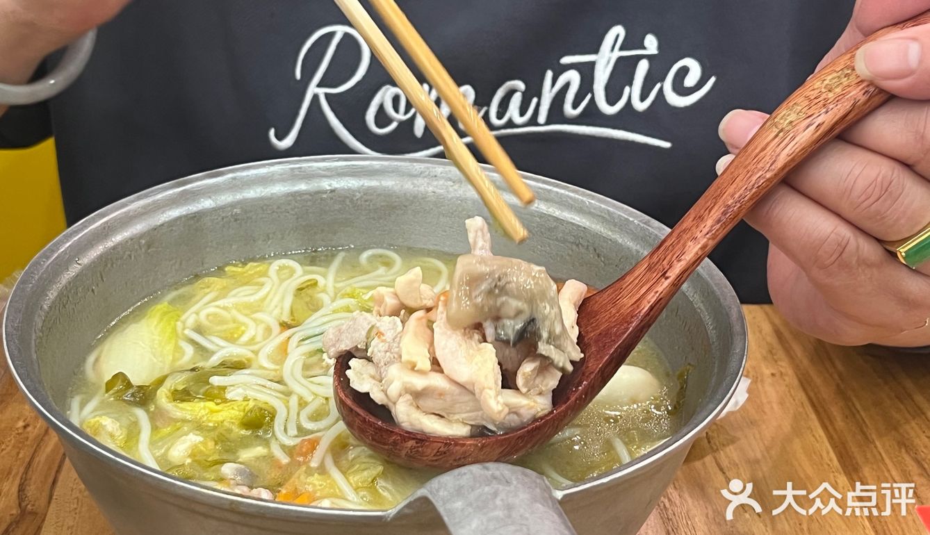 在磨碟沙!川渝风味嗦粉自由!无限续!
