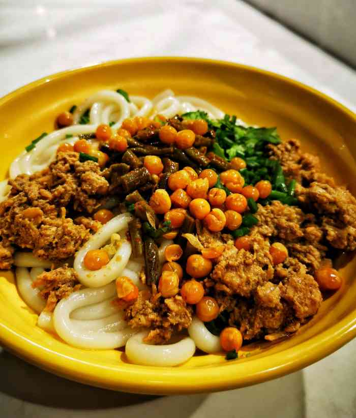 打分 开在美食广场里的吴佳米粉,要了一份不要辣椒的鸡肉拌米粉,味道