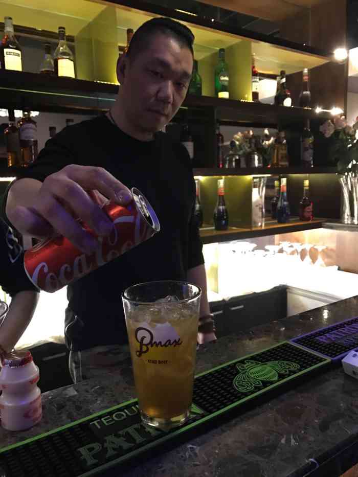 s-voice live house-"帅哥开的酒吧,老板兴趣好会上去唱歌,当然.