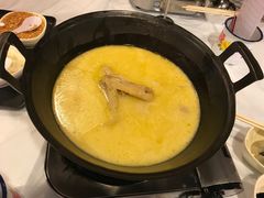 浓厚原只鸡煲花胶汤-鲜入围煮花胶鸡海鲜火锅