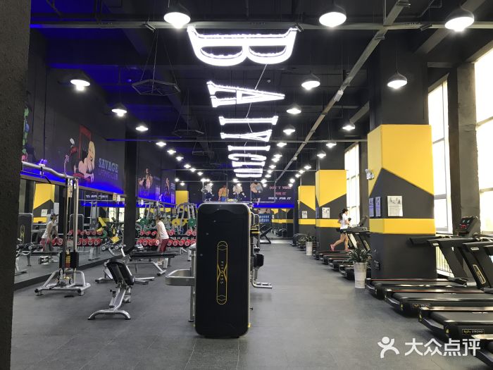 百艺健身训练大厅图片