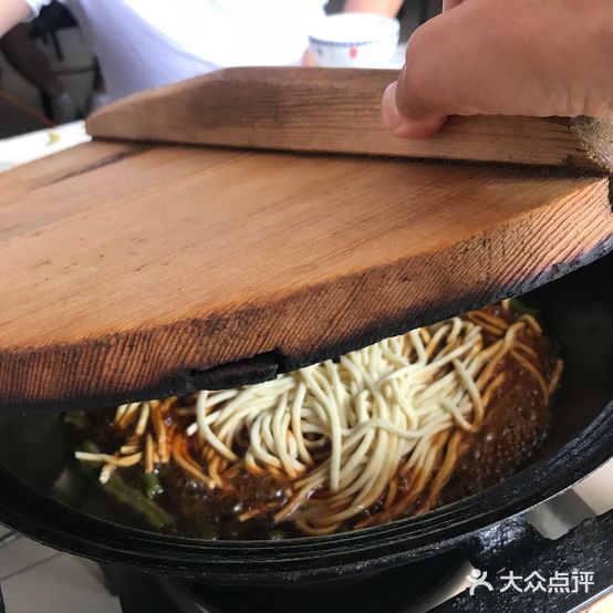 乡土居铁锅焖面(锡林浩特市店)