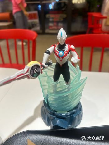 又是被奥特曼拿捏的一天，玩具真的能当饭吃