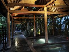 -腾冲洞山温泉村