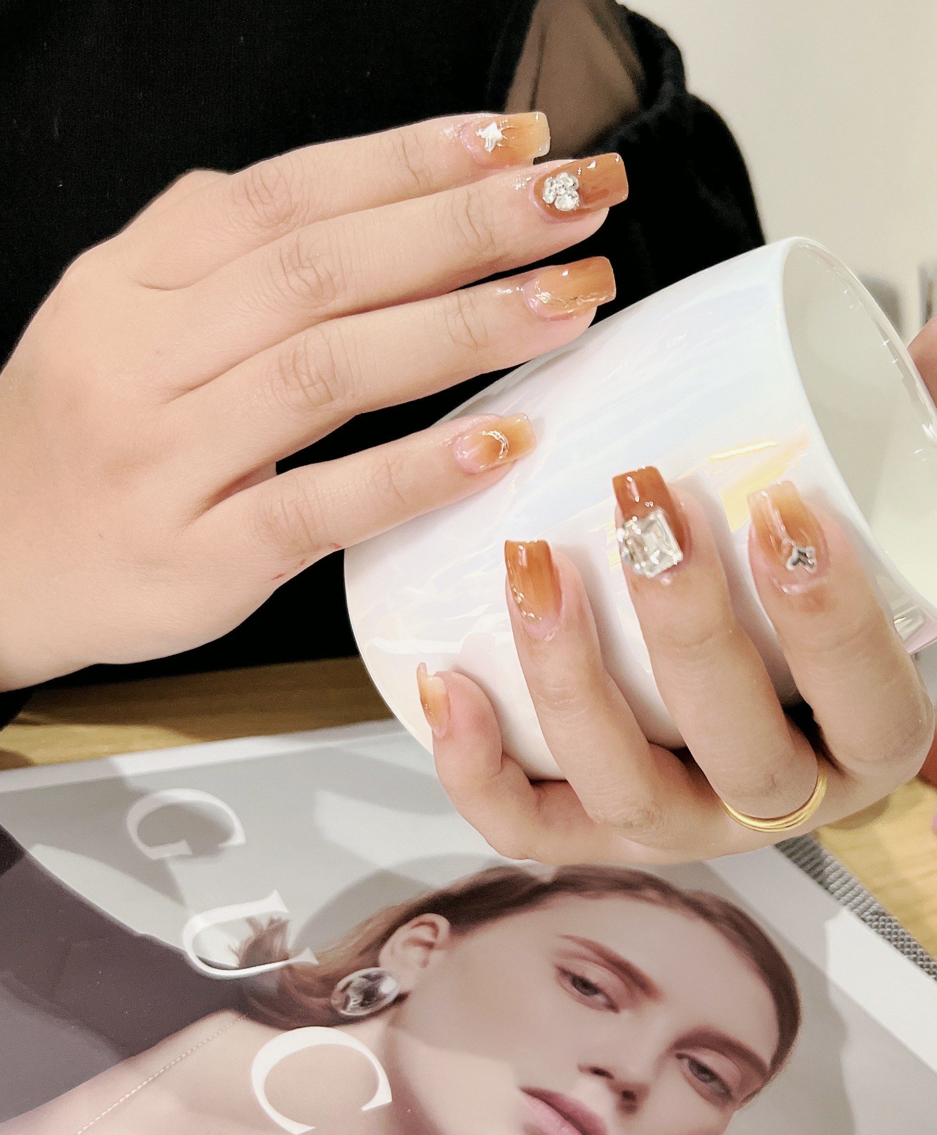 南瓜色镶钻美甲