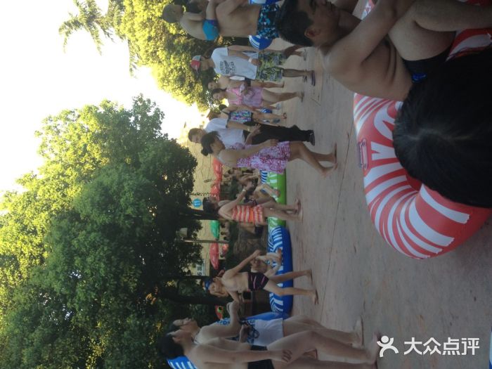 热带风暴水上乐园休息区图片