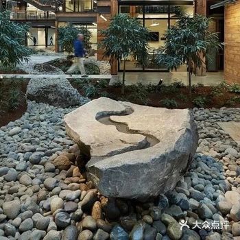 建筑内部装饰所用的木板均为1202仓库改造而来