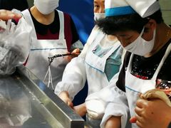 做乌米饭的大姐们-芳婆糕团店(王府大街店)