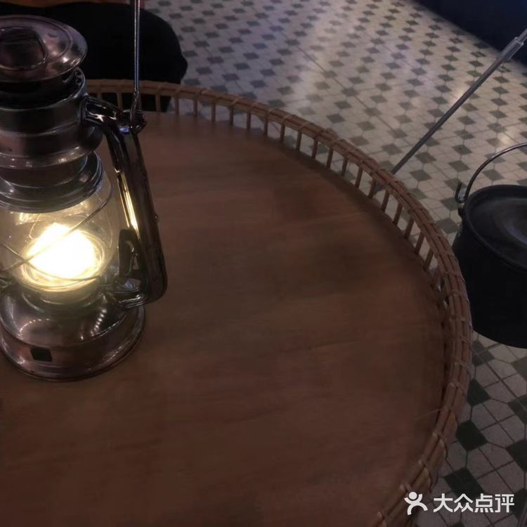 让我心水的是她天台花砖太美了，双子塔尽在其中