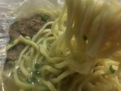 牛肉饼汤扁实面-明叔捞面