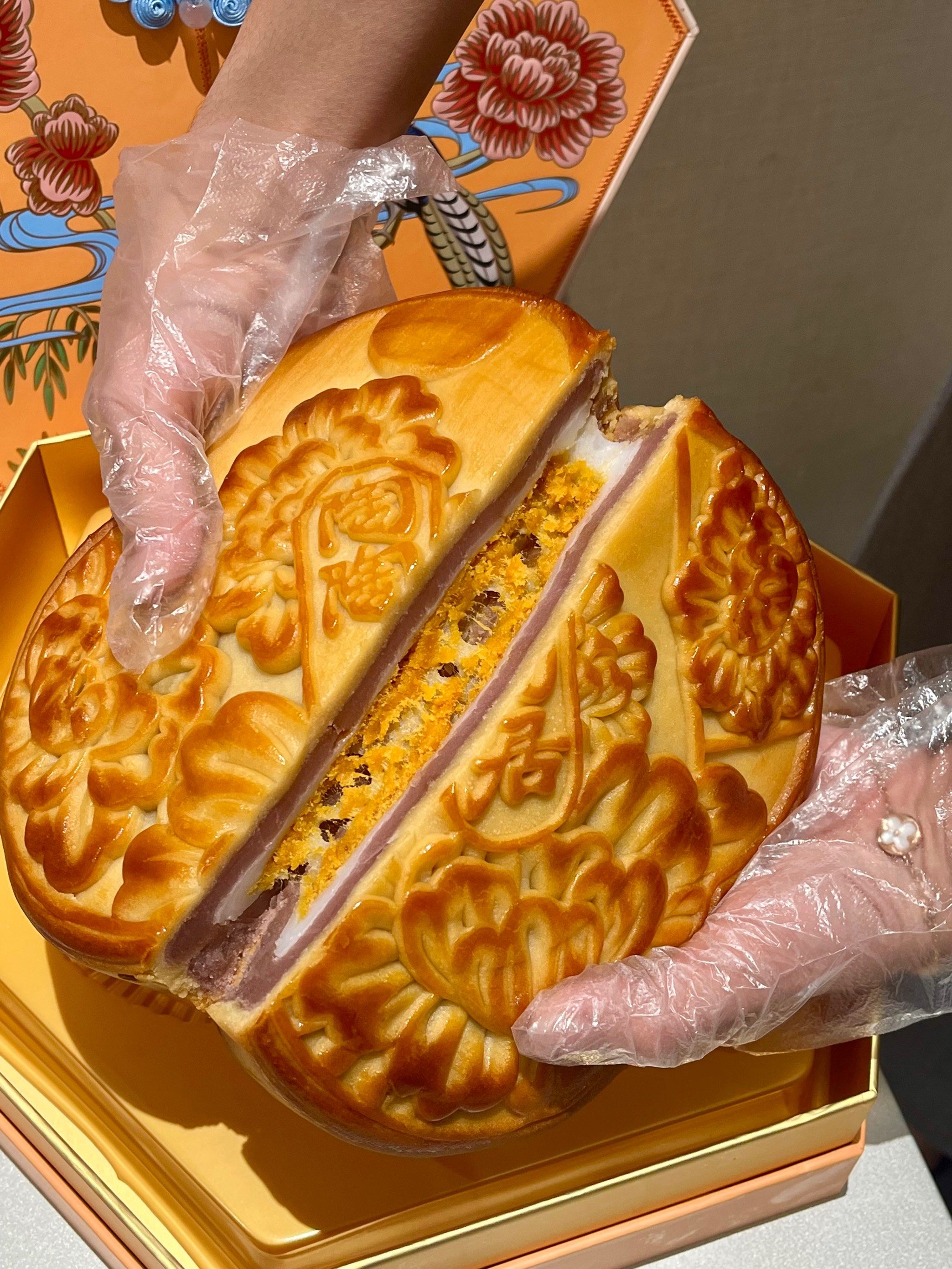 这个2斤重巨拉丝的芋泥大月饼一口沦陷