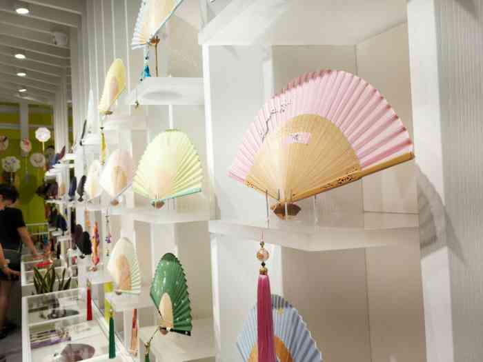 扬州东关街fan风度精选店-"路过一家专门卖扇子的店,颜值很高,被吸引.