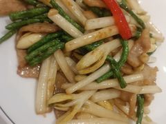 花生芽炒猪颈肉-丰尔粥食·顺德鱼生·干蒸排骨顺德菜(大良分店)