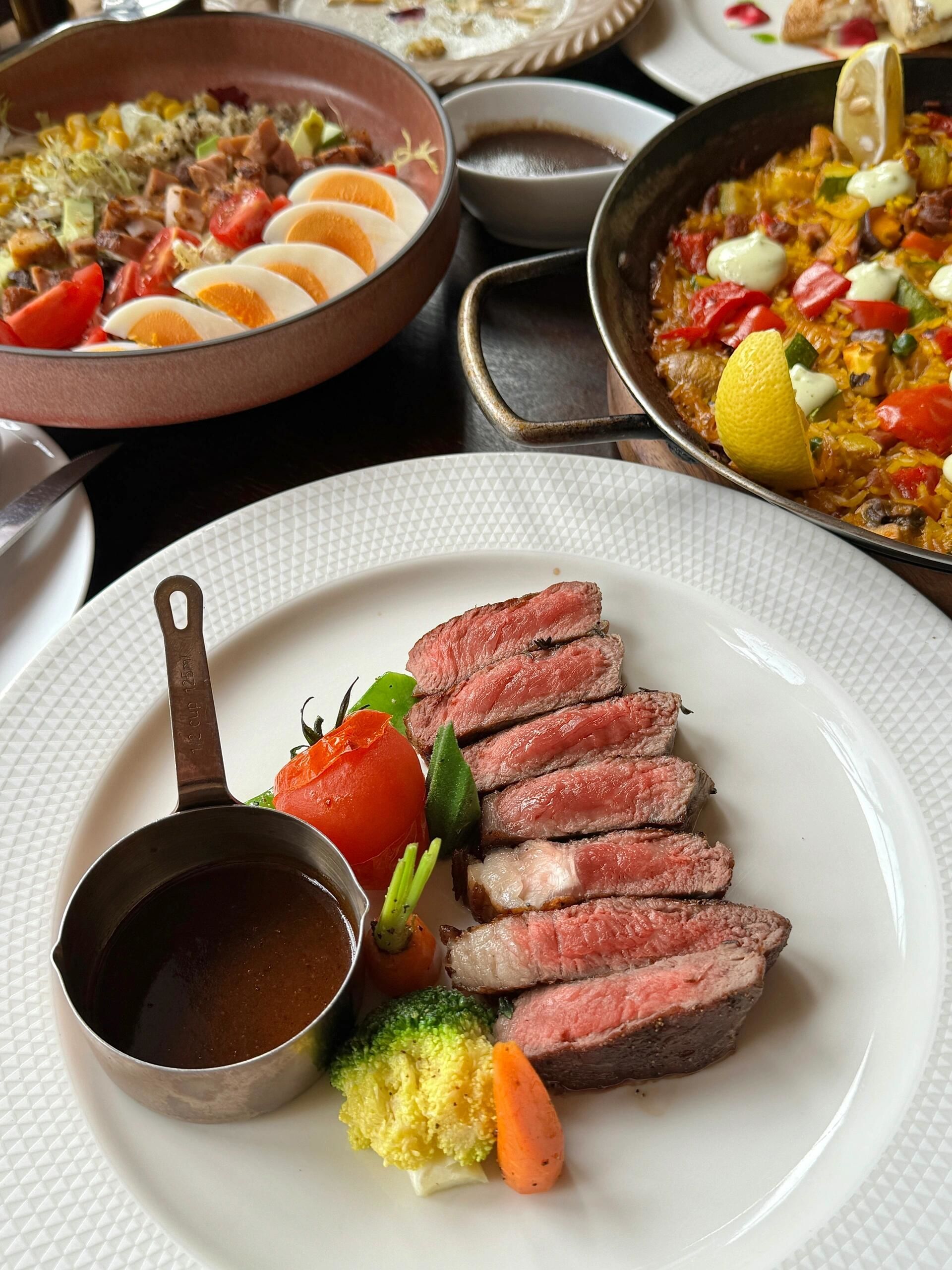 西冷牛排肉质也超好!
这儿环境真的要得,空间感做的很好