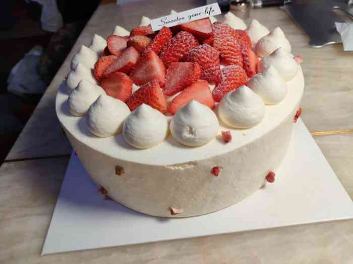 正好过生日就去85度c买了个大草莓蛋糕奶油是动物奶油,纯纯的奶香,一