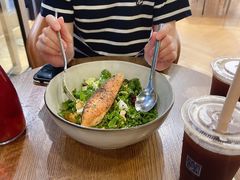 煎三文鱼牛油果色拉配鸡肉-Wagas沃歌斯(富力广场店)