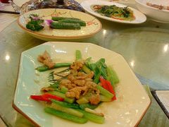 这就是所谓的猪颈肉炒芹菜兰豆了-骏丰酒楼(黄编店)