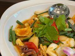 -Chom Cafe and Restaurant