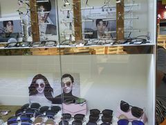 -MiRi眼镜连锁·蔡司·尼康控优点合作店(莘庄店)