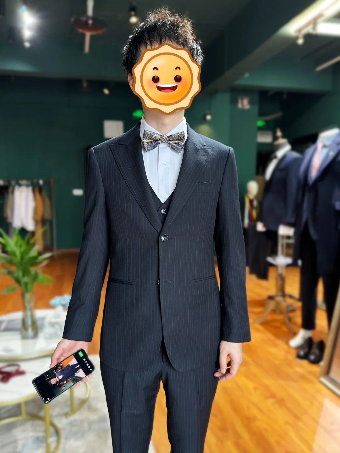 取西服了!领结选红色还是金色幺花呢?