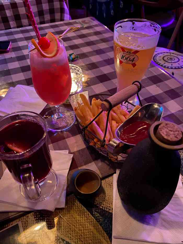 homeless音乐餐厅酒吧(瑞虹店)-"距离地铁站十分钟路程,店位置在棒