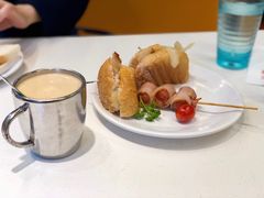 澳门猪扒猪仔包配烟肉尝仔串-澳门茶餐厅