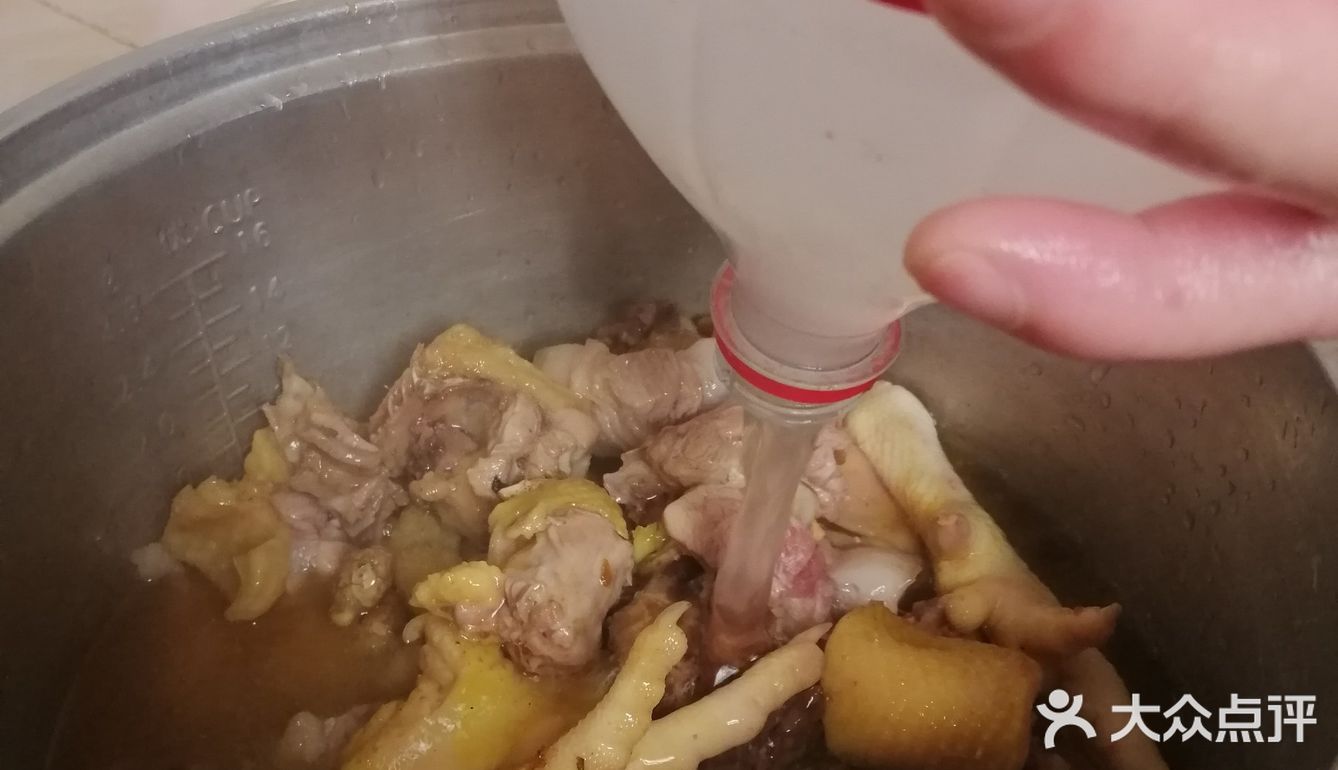 煮鸡酒前最好把鸡肉生炒一下，然后再拿去炖