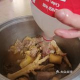 煮鸡酒前最好把鸡肉生炒一下，然后再拿去炖