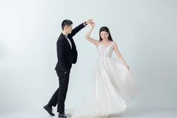 -雪中彩影婚纱摄影·微光艺术中心