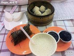 小笼包&nbsp;椰奶紫米球（豆浆&肉粽很不错哦）-老上海里弄味道(知春路店)