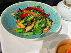 菌菇炒芥兰苗-沿途四季·云南菜(建外大街店)