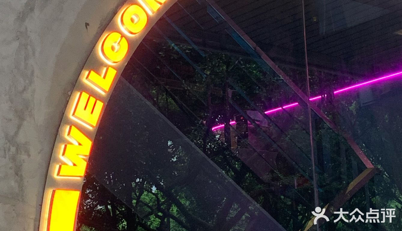 广州探店｜体育西人均80的赛博朋克风火锅店