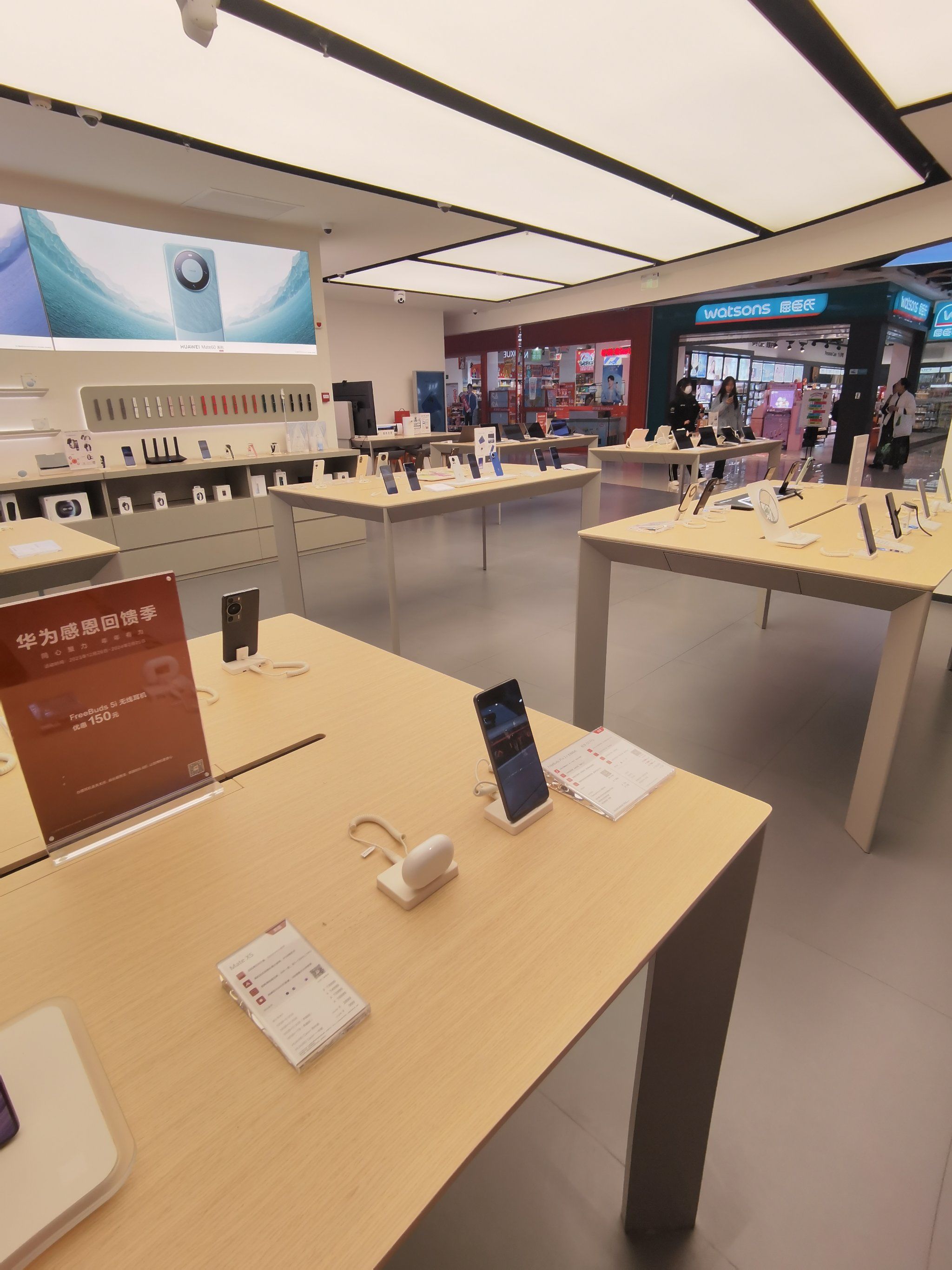 新世界百货的华为手机店