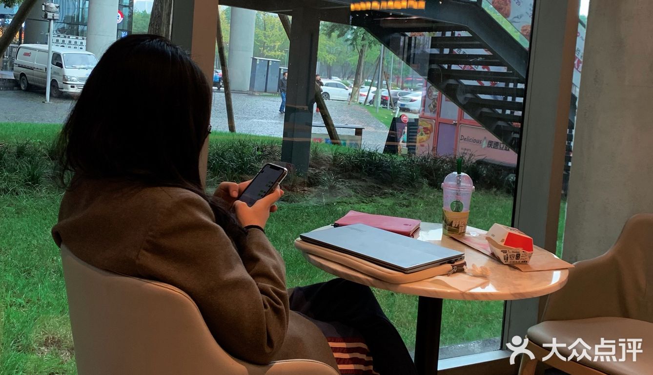 软件园区的KFC，竟然是卷王们的工作下午咖会