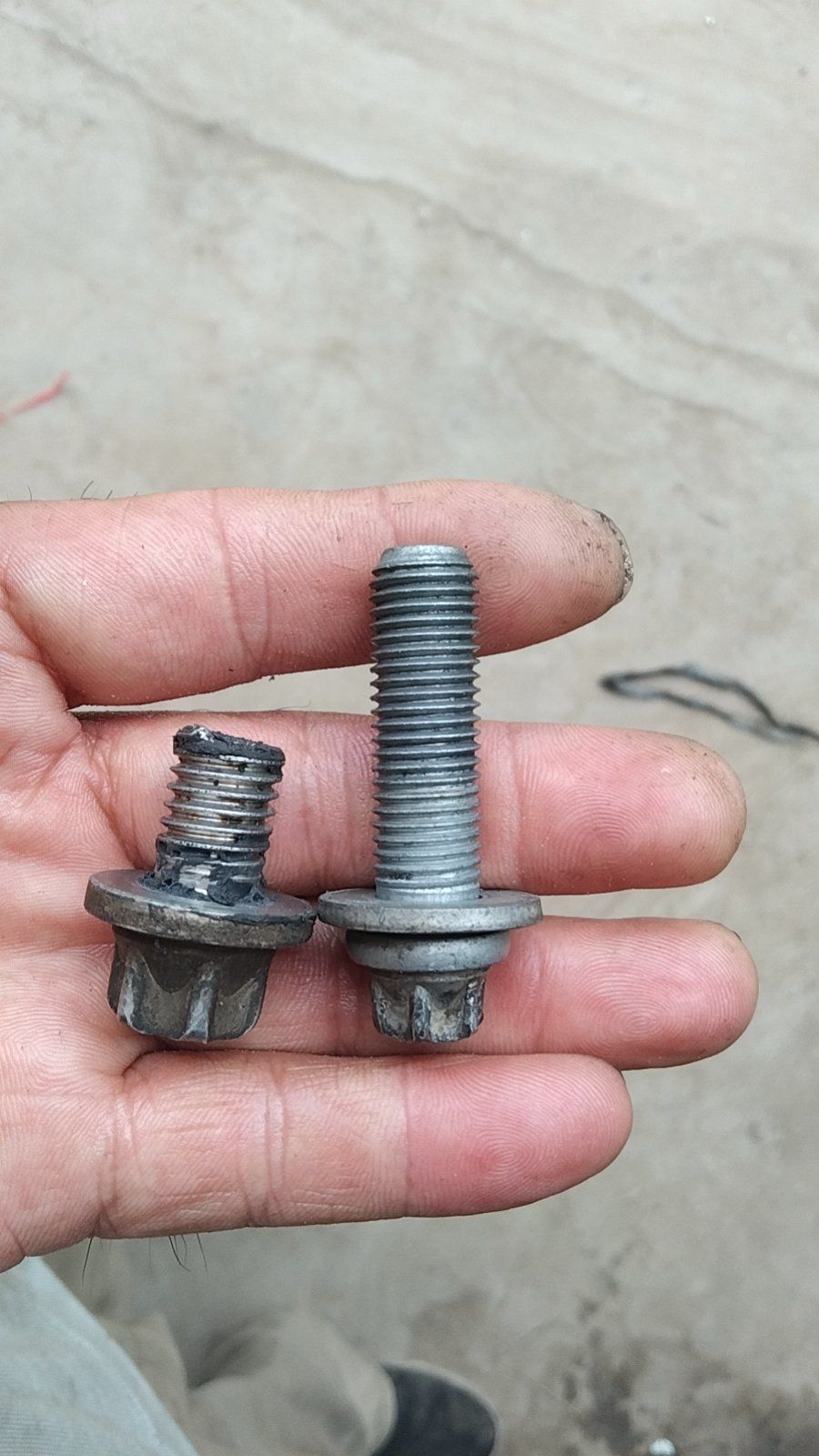 宝马530右侧机爪4根螺丝全部断裂