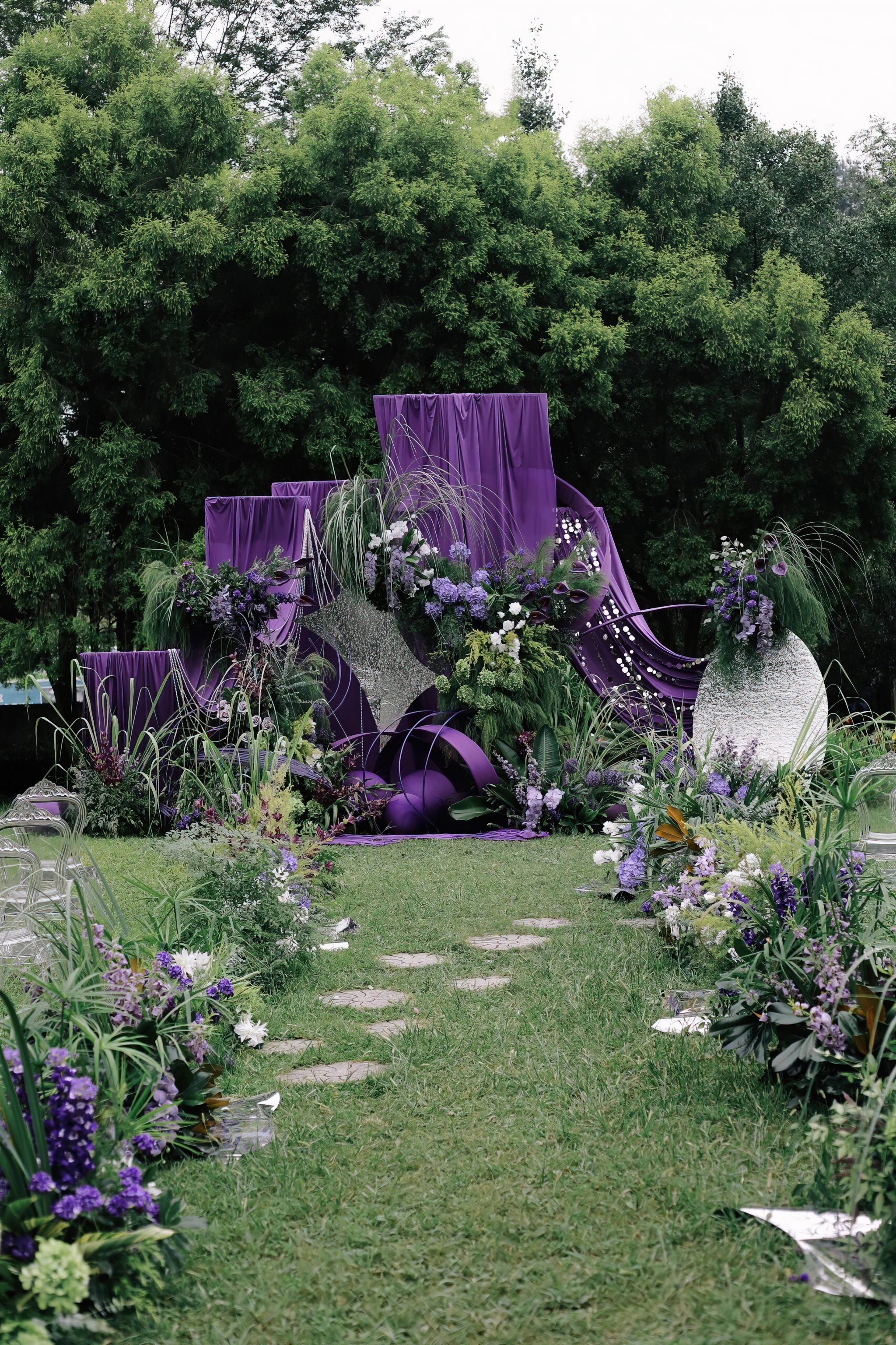 户外草坪紫色浪漫婚礼

当紫色布